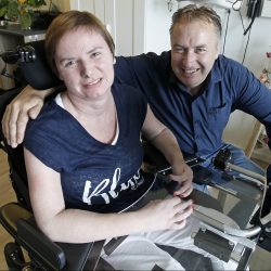Lochem - Rita van Wessel heeft een hersenstaminfarct gehad. Ze wil graag
naar Amerika om daar te revalideren.Marco Dijkman en zijn stichting 
probreren daarbij te helpen
Editie Lochem Foto Jan Houwers JH20160708